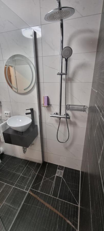 Studio-Apartment ' Andrei 1 ' - Neu In Нойбург-ан-дер-Донау Екстер'єр фото